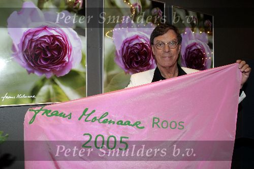 Amsterdam 11 mei 2005
Frans Molenaar met zijn roos in le garage.