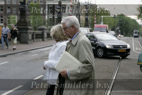 Amsterdam 25 mei 2005
Frits Bolkestein verbergt zich achter envelop. 
Met vreemde vrouw bij amstel Hotel