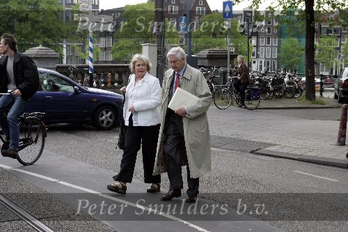 Amsterdam 26 mei 2005
Frits Bolkestein met andere vrouw op weg naar Amstel hotel