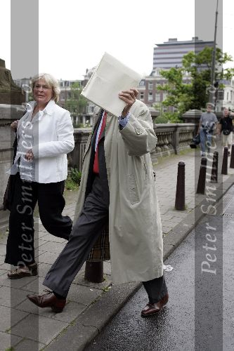 Amsterdam 26 mei 2005
Frits Bolkestein verbergt zich achter envelop