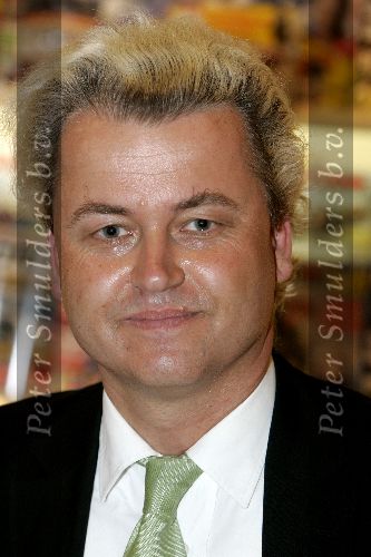 Amsterdam 27 mei 2005
Geert Wilders boek signeren bij Ako winkel op Beethovenstraat.