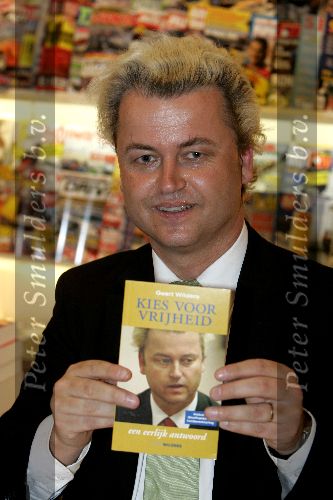 Amsterdam 27 mei 2005
Geert Wilders boek signeren bij Ako winkel op Beethovenstraat.