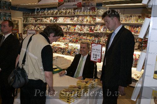 Amsterdam 27 mei 2005
Geert Wilders boek signeren bij Ako winkel op Beethovenstraat.
Veel beveiliging is daarbij aanwezig