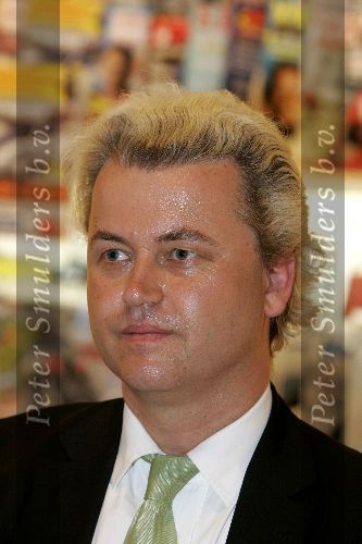 Amsterdam 27 mei 2005
Geert Wilders boek signeren bij Ako winkel op Beethovenstraat.