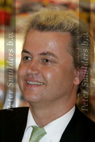 Amsterdam 27 mei 2005
Geert Wilders boek signeren bij Ako winkel op Beethovenstraat.
Veel beveiliging is daarbij aanwezig
