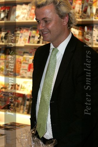 Amsterdam 27 mei 2005
Geert Wilders boek signeren bij Ako winkel op Beethovenstraat.