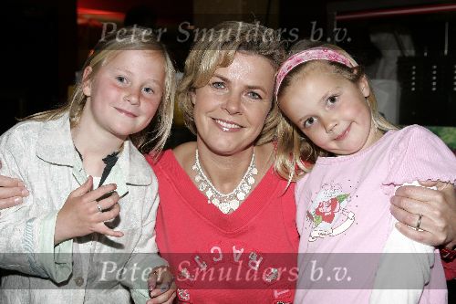 Amsterdam 3 mei 2005
Premiere Winnie de Pooh in pepsi stage.
Irene Moors met dochter en vriendinnetje