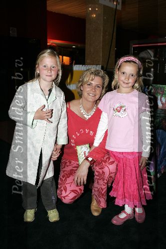 Amsterdam 3 mei 2005
Premiere Winnie de Pooh in pepsi stage.
Irene Moors met dochter en vriendinnetje