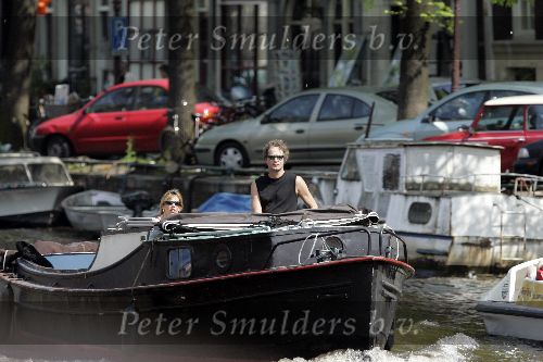 Amsterdam 1 mei 2005
Jeroen Pauw met nieuwe vriendin varen met boot in grachten Amsterdam