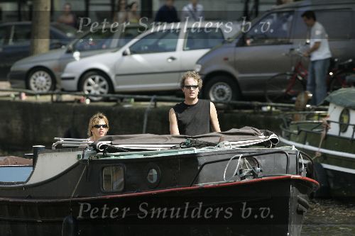 Amsterdam 1 mei 2005
Jeroen Pauw met nieuwe vriendin varen met boot in grachten Amsterdam