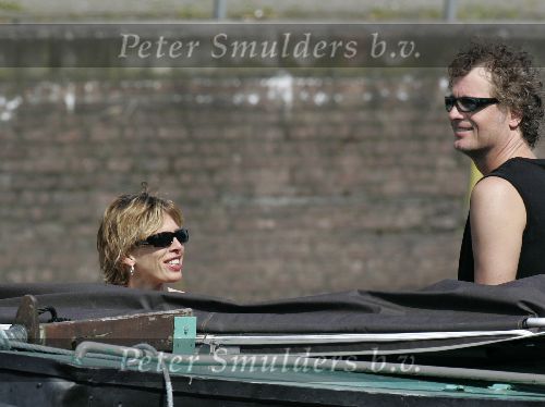 Amsterdam 1 mei 2005
Jeroen Pauw met nieuwe vriendin varen met boot in grachten Amsterdam