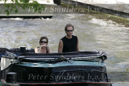 Amsterdam 1 mei 2005
Jeroen Pauw met nieuwe vriendin varen met boot in grachten Amsterdam