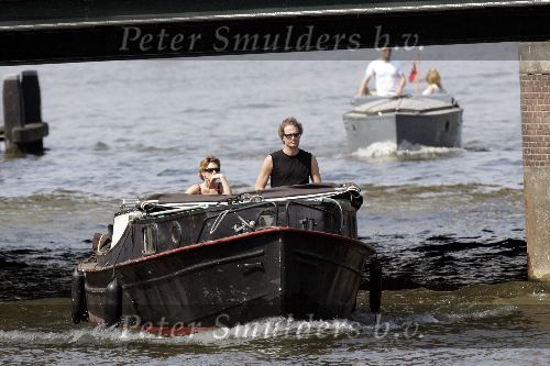 Amsterdam 1 mei 2005
Jeroen Pauw met nieuwe vriendin varen met boot in grachten Amsterdam