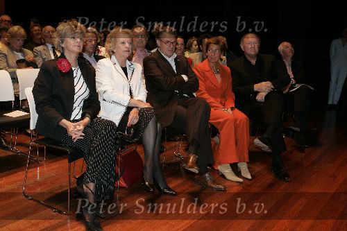 Amsterdam 30 mei 2005
Presentatie Boek Mary Dresselhuys in schouwburg amsterdam.
Merel laseur Petra Laseur Shaffy Janine v d Ende  Joop v d Ende en Jeroen Krabbe