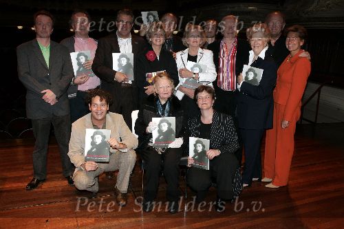 Amsterdam 30 mei 2005
Presentatie Boek Mary Dresselhuys in schouwburg amsterdam.
Merel laseur Petra Laseur Paul Haenen Dirk Zeelenberg Ramses Shaffy Janine v d Ende Joop v d Ende Jeroen Krabbe en Elly weller