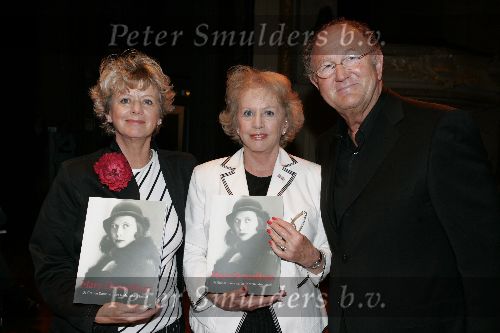 Amsterdam 30 mei 2005
Presentatie Boek Mary Dresselhuys in schouwburg amsterdam.
Petra Laseur (l) en Merel Laseur(r)  en Joop v d Ende