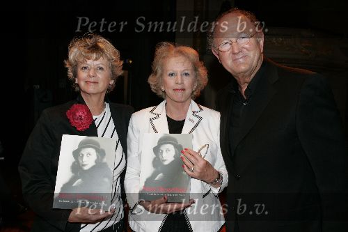 Amsterdam 30 mei 2005
Presentatie Boek Mary Dresselhuys in schouwburg amsterdam.
Petra Laseur  Merel Laseur en Joop v d Ende