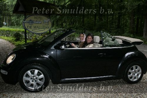 Vierhouten 29 mei 2005
Rally met cabrio\'s vanwege 10 jarig bestaan Beau Monde.
Josefine v Asdonk in  VW kever cabrio en Tanja Jess met hoofddoek