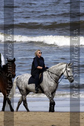 Katwijk 29 mei 2005
Koningin Beatrix paard rijden op het strand van katwijk.