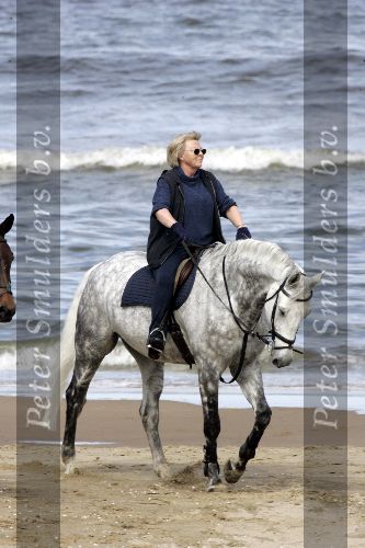 Katwijk 29 mei 2005
Koningin Beatrix paard rijden op het strand van katwijk.