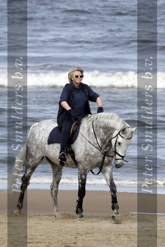 Katwijk 29 mei 2005
Koningin Beatrix paard rijden op het strand van katwijk.