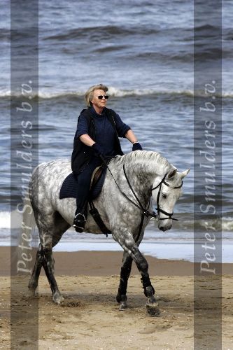 Katwijk 29 mei 2005
Koningin Beatrix paard rijden op het strand van katwijk.