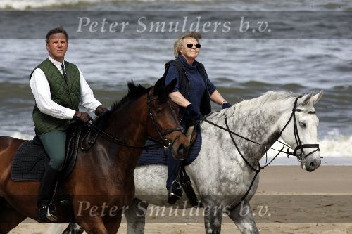 Katwijk 29 mei 2005
Koningin Beatrix paard rijden op het strand van katwijk.
Peter Smulders bv