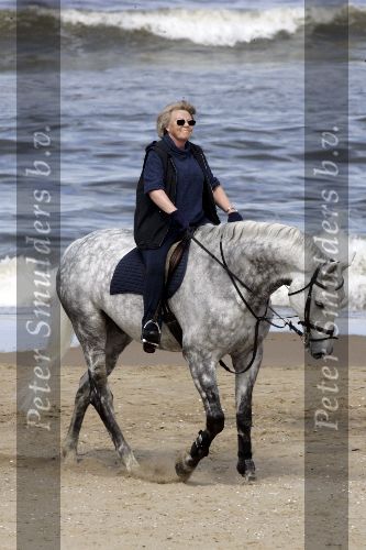Katwijk 29 mei 2005
Koningin Beatrix paard rijden op het strand van katwijk.