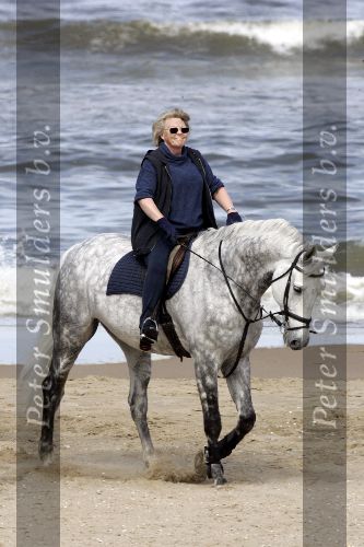 Katwijk 29 mei 2005
Koningin Beatrix paard rijden op het strand van katwijk.