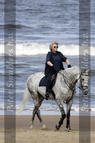 Katwijk 29 mei 2005
Koningin Beatrix paard rijden op het strand van katwijk.
