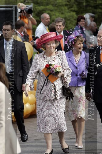Scheveningen 30 april 2005
Koningin Beatrix in Scheveningen met familie.
Koningin Beatrix lachend en Wim Deetman