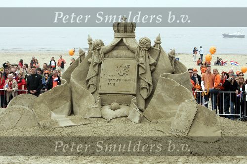Scheveningen 30 april 2005
Koningin Beatrix viert 25 jarig jubileum.
beeld van zand Zandsculptuur