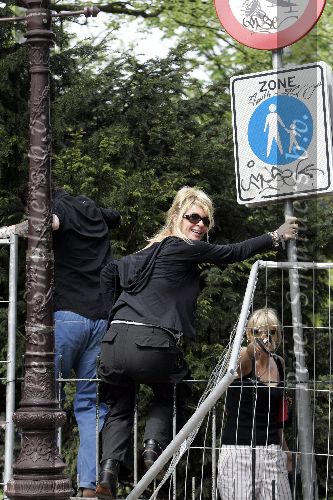 Amsterdam 1 mei 2005
Manuela Kemp Barry hay en vrouw met dochter op hek van vondelpark
