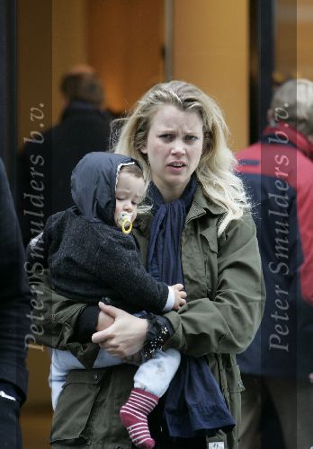 Amsterdam 7 mei 2005
Maria Kooistra zwanger met vriend en 2 kinderen winkelend in Amsterdam
