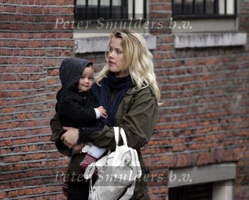 Amsterdam 7 mei 2005
Maria Kooistra zwanger met baby vriend en dochter.