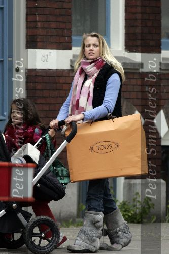 Amsterdam 10 mei 2005
Maria Kooistra zwanger op cornelis schuytstraat met gsm   en speciale laarzen