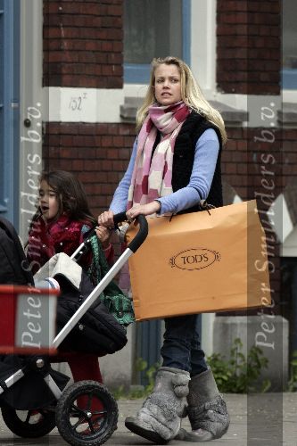 Amsterdam 10 mei 2005
Maria Kooistra zwanger op cornelis schuytstraat met gsm   en speciale laarzen