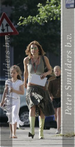 Amsterdam 26 mei 2005
Mariska Hulscher brengt kinderen naar school