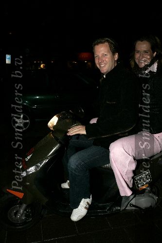 Amsterdam 24 mei 2005
Presentatie tijdschrift in magazine bij College Hotel.
Paulien Huizinga en Michiel Mol op vespa scooter