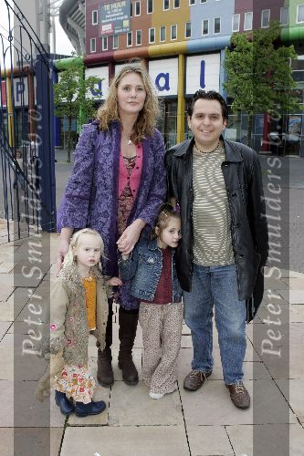 Amsterdam 3 mei 2005
Premiere Winnie de Pooh in pepsi stage.
Mike del Ferro met gezin
