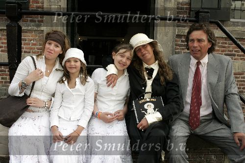 Naarden 18 mei 2005
Trouwen Tonnie des Bouvrie en Geert Loman in stadhuis Naarden.
Nicole des Bouvrie met dochters en vriend