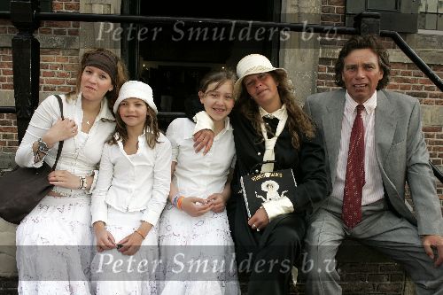 Naarden 18 mei 2005
Trouwen Tonnie des Bouvrie en Geert Loman in stadhuis Naarden.
Nicole des Bouvrie met dochters en vriend