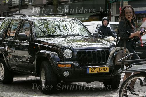 Amsterdam 10 mei 2005
Patty Brard met rasta haar en jeep op cornelis schuytstraat