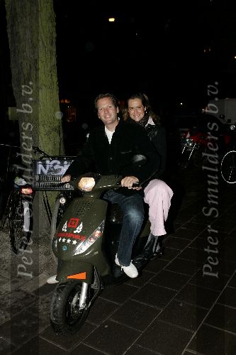 Amsterdam 24 mei 2005
Presentatie tijdschrift in magazine bij College Hotel.
Paulien Huizinga en Michiel Mol op vespa scooter