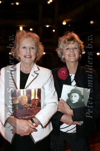 Amsterdam 30 mei 2005
Presentatie Boek Mary Dresselhuys in schouwburg amsterdam.
Petra Laseur (r)en Merel Laseur(l)