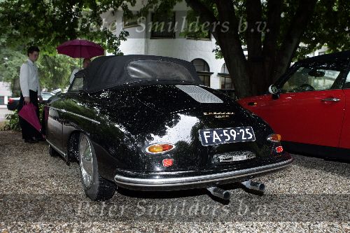 Vierhouten 20 mei 2005
Rally met cabrio\'s vanwege 10 jarig bestaan Beau Monde.
Monique des bouvrie met porsche cabrio uit 1972