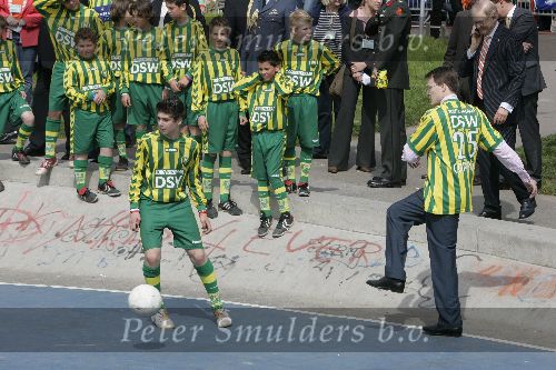 Scheveningen 30 april 2005
Koningin Beatrix viert 25 jarig jubileum.
Prins Constantijn voetballen