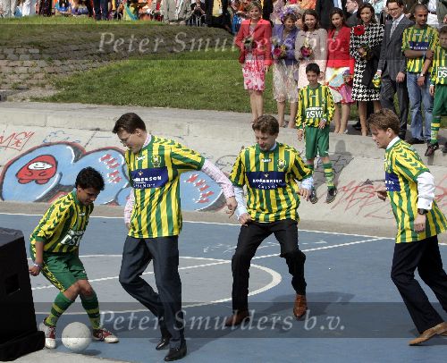 Scheveningen 30 april 2005
Koningin Beatrix viert 25 jarig jubileum.
Prins Pieter Christiaan  Floris en Prins Constantijn voetballen