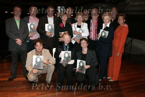 Amsterdam 30 mei 2005
Presentatie Boek Mary Dresselhuys in schouwburg amsterdam.
Merel laseur Petra Laseur Paul Haenen Dirk Zeelenberg Ramses Shaffy Janine v d Ende Joop v d Ende Jeroen Krabbe en Elly weller