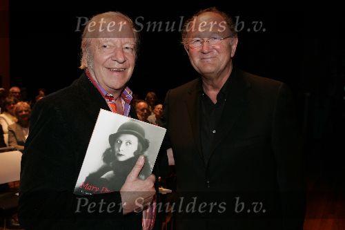 Amsterdam 30 mei 2005
Presentatie Boek Mary Dresselhuys in schouwburg amsterdam.
Ramses Shaffy en Joop v d Ende